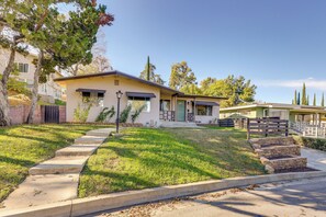 A residential house with a front yard, a driveway, and a wooden fence. - Walkable Home Base Near Llumc & Campus! (Loma Linda)