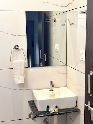 Phòng tắm | Đồ dùng nhà tắm miễn phí, dép đi trong nhà, khăn tắm, xà phòng 