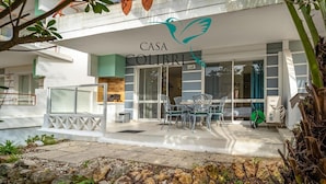 Un bâtiment moderne sur lequel on peut lire l’inscription « CASA COLIBRI ».