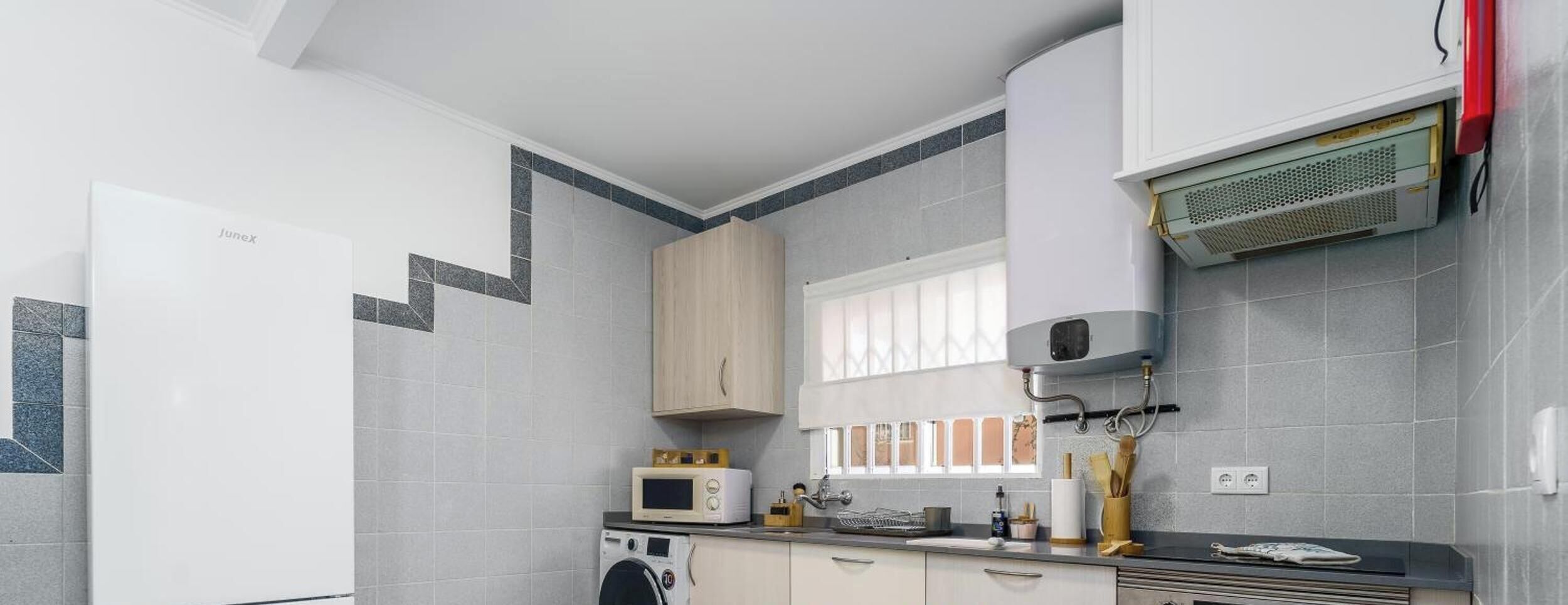 Coffee/tea maker, fridge, microwave, oven