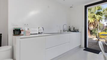 Kaffe- och tebryggare, kylskåp, mikrovågsugn och ugn