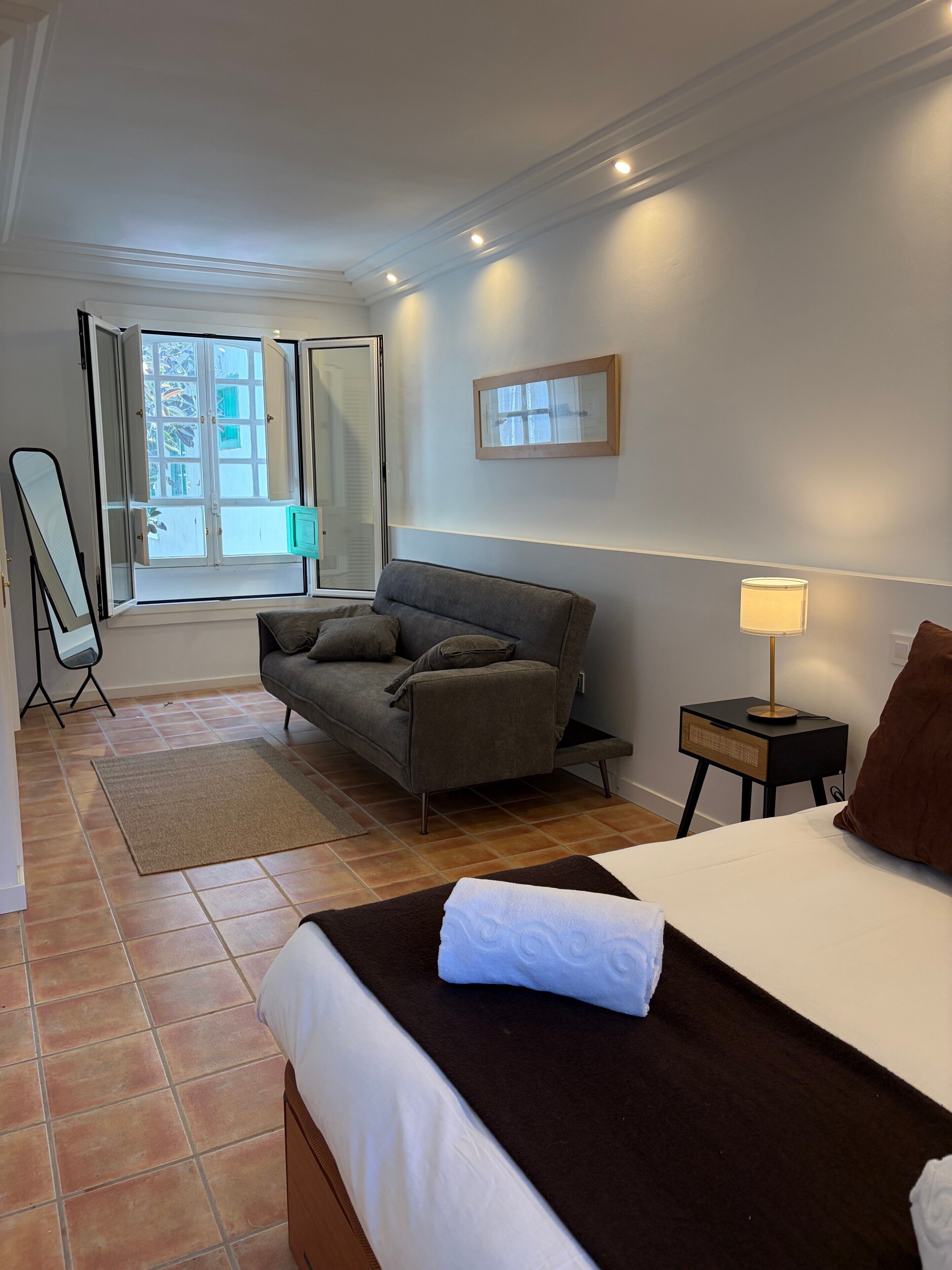 2 habitaciones, tabla de planchar con plancha, wifi y ropa de cama 