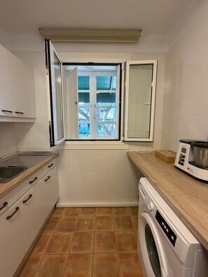 Coffee/tea maker, fridge, oven, stovetop