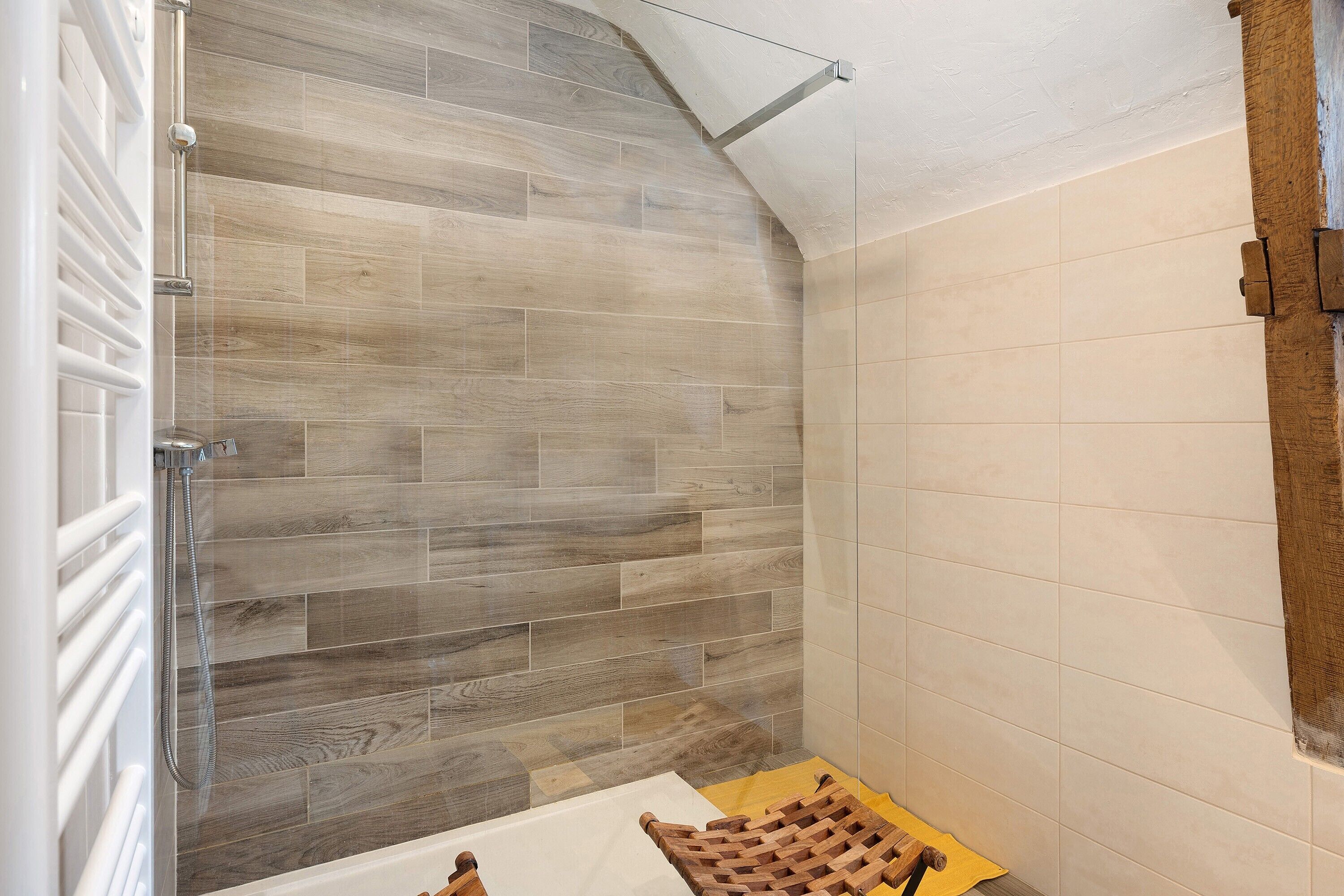 Een douche, een haardroger, handdoeken