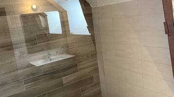 Dusche, Haartrockner, Handtücher
