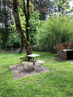 Outdoor dining - Charming Holiday Home "Ker Lann" with Garden at the Gateway to Brocéliande (Paimpont)