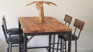 Ein Esstisch mit einem einzigartigen Skulpturen-Zentsteil, umgeben von vier Stühlen.