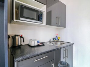 Cookware/dishes/utensils - Apartment 304 (Nottingham)