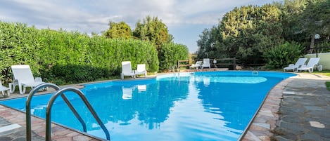 Departamento, 2 habitaciones | Alberca | Alberca al aire libre
