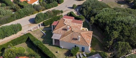 Il s’agit d’une propriété résidentielle dotée d’une piscine, de maisons en terrasses et d’un jardin bien entretenu.