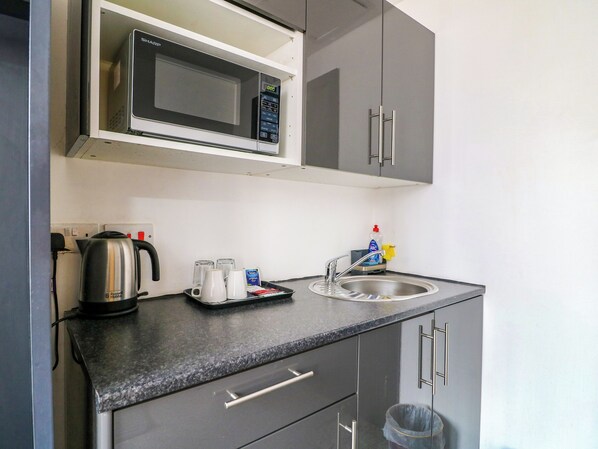 Cookware/dishes/utensils - Apartment 310 (Nottingham)