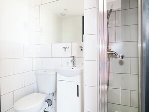 Shower - Apartment 610 (Nottingham)