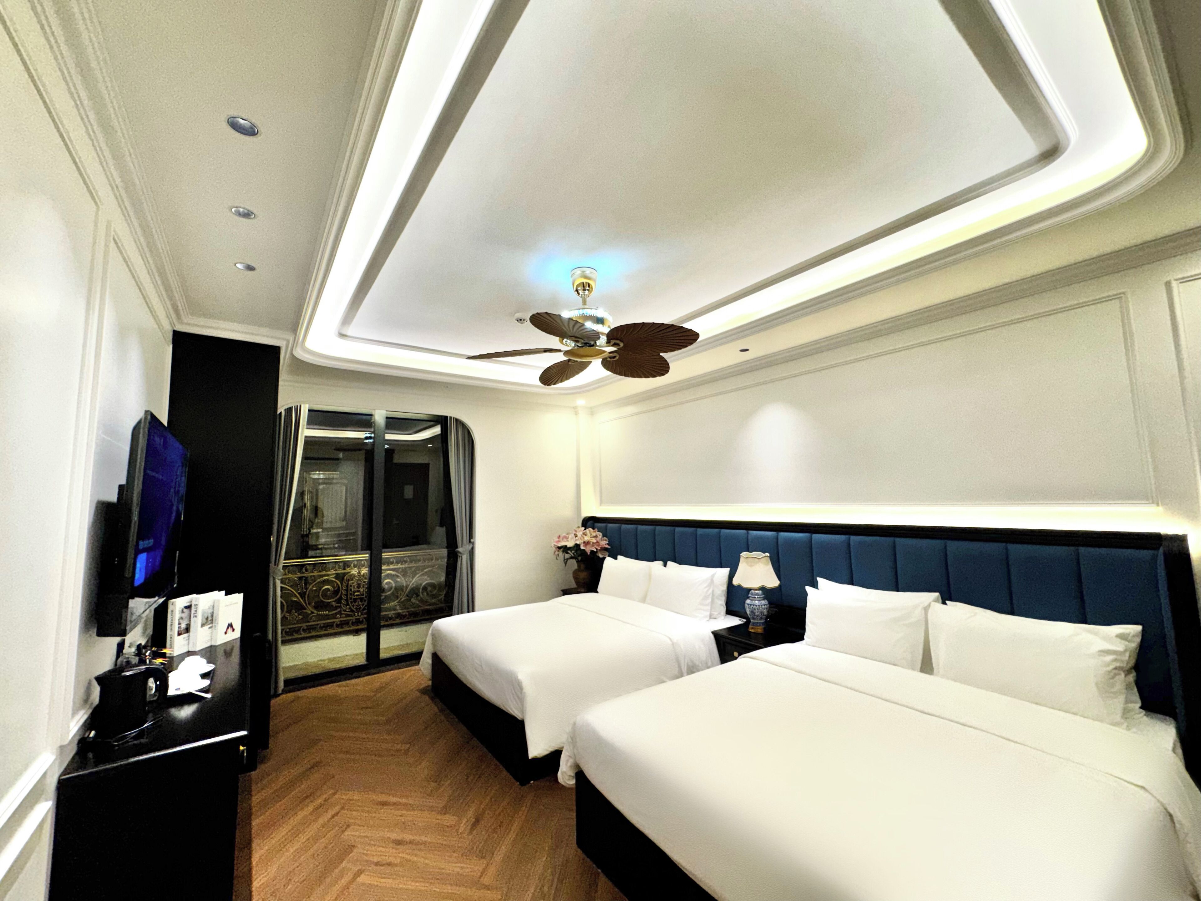 Family Room | Desk, laptop workspace, WiFi (free), bed sheets