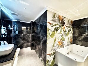 Luxury Room, City View | Bathroom | Free toiletries, hair dryer, bidet, towels - Dollar Hotel An Khanh (An Khanh)