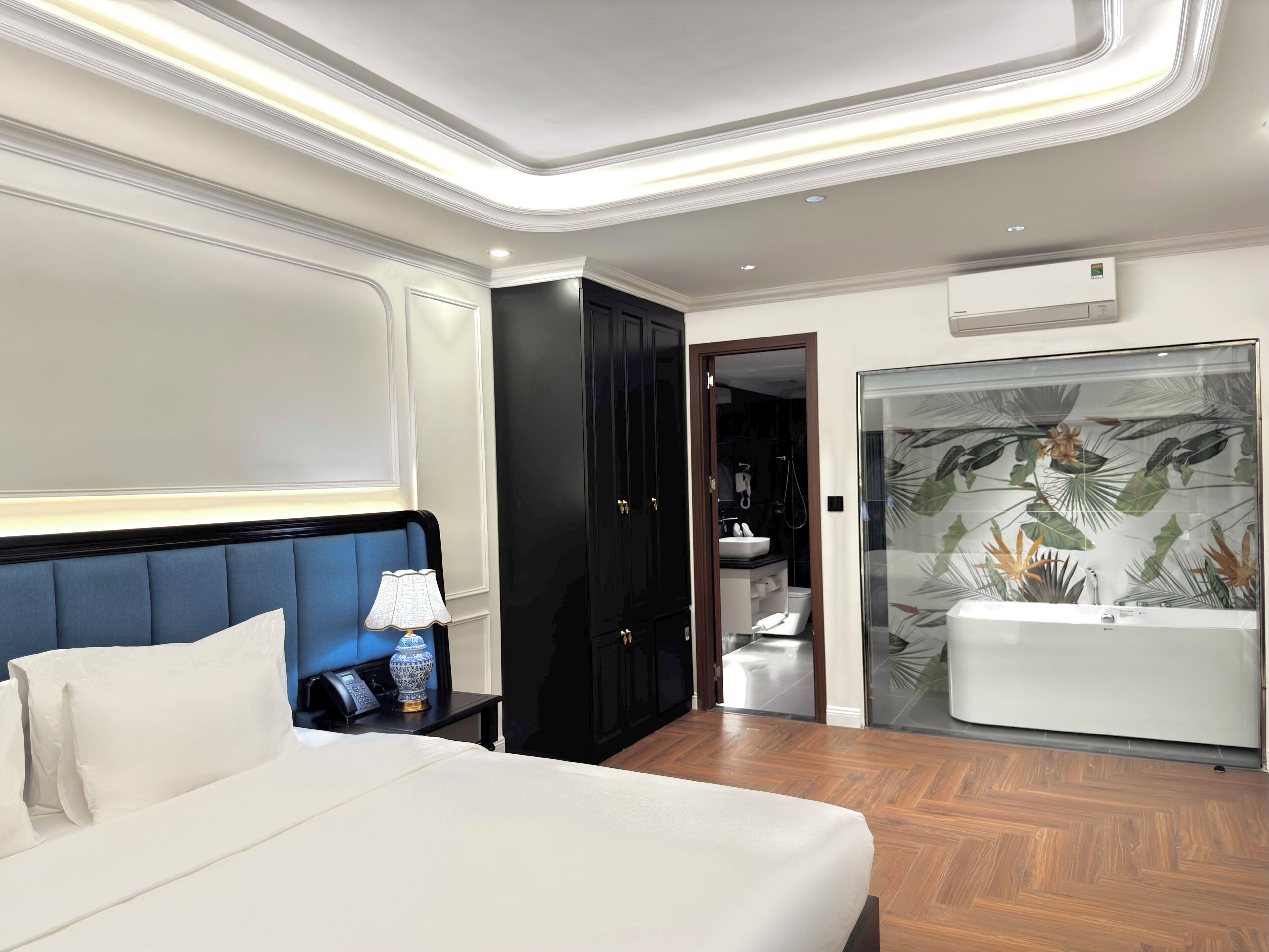 Luxury Room, City View | Desk, laptop workspace, WiFi (free), bed sheets