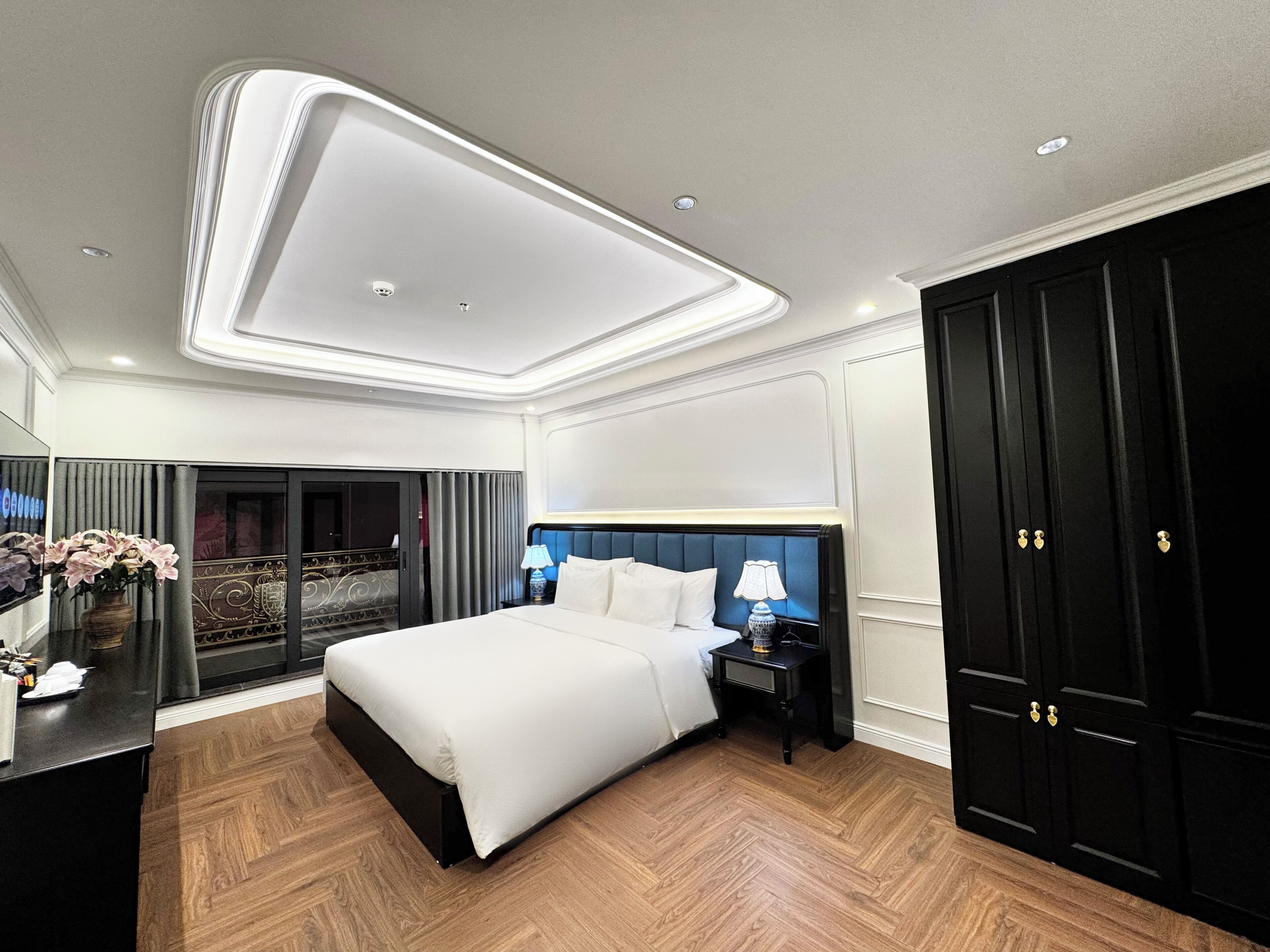 Luxury Room, City View | Desk, laptop workspace, WiFi (free), bed sheets