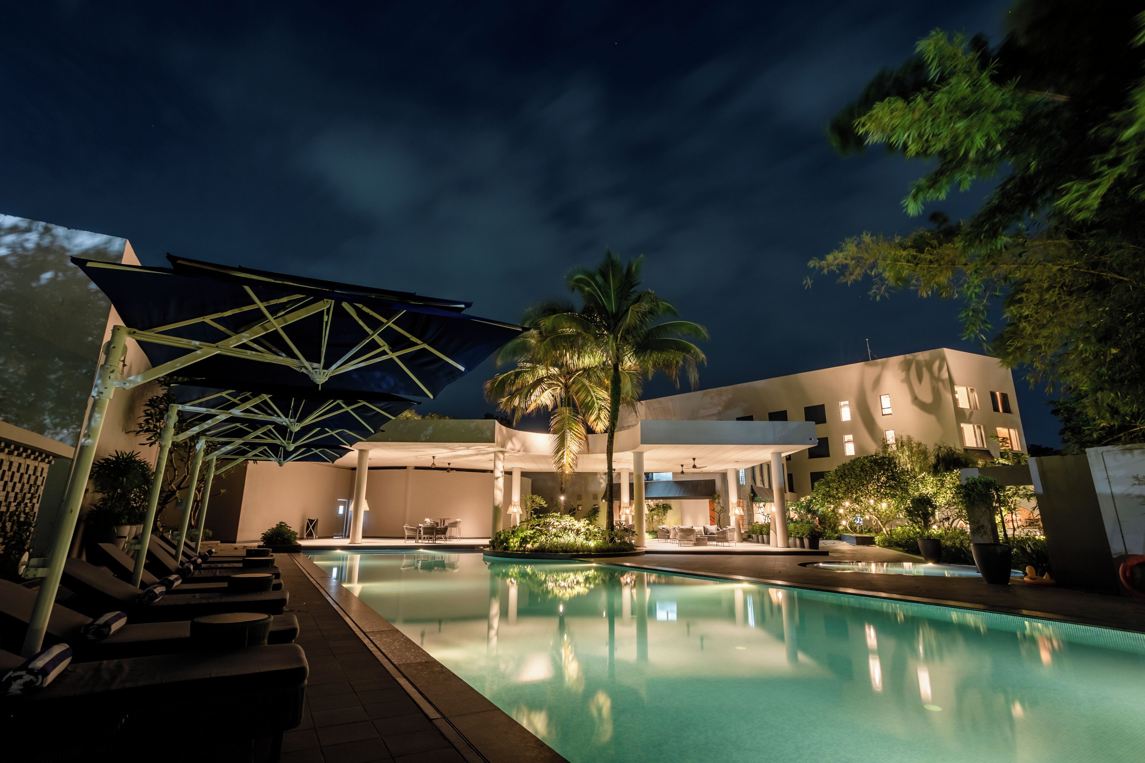 Una piscina al aire libre