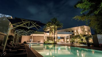Una piscina al aire libre