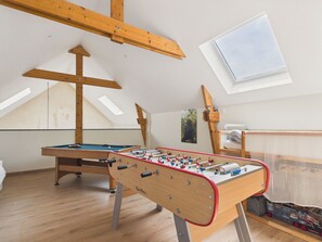 A room with a foosball table, a pool table, and a window with a view of the sky. - Quiet house with large garden - 7 guests (Plouguerneau)