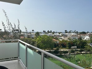 Ein Wohngebiet mit Häusern, einem Spielplatz und freiem Blick auf das Meer.