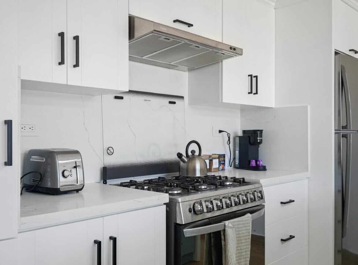 Coffee/tea maker, fridge, microwave, oven