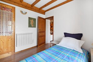 1 dormitorio, tabla de planchar con plancha, wifi y ropa de cama