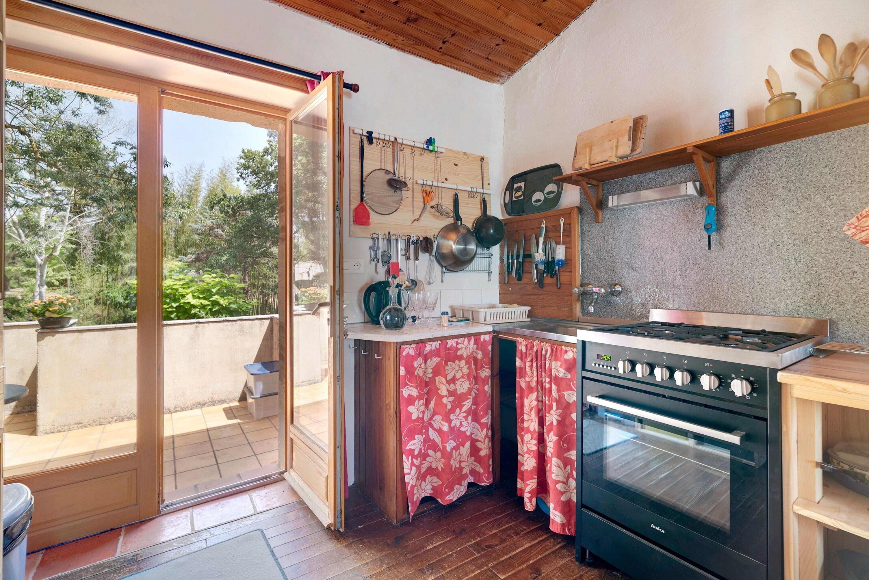 Cafetera o tetera, frigorífico, microondas y horno