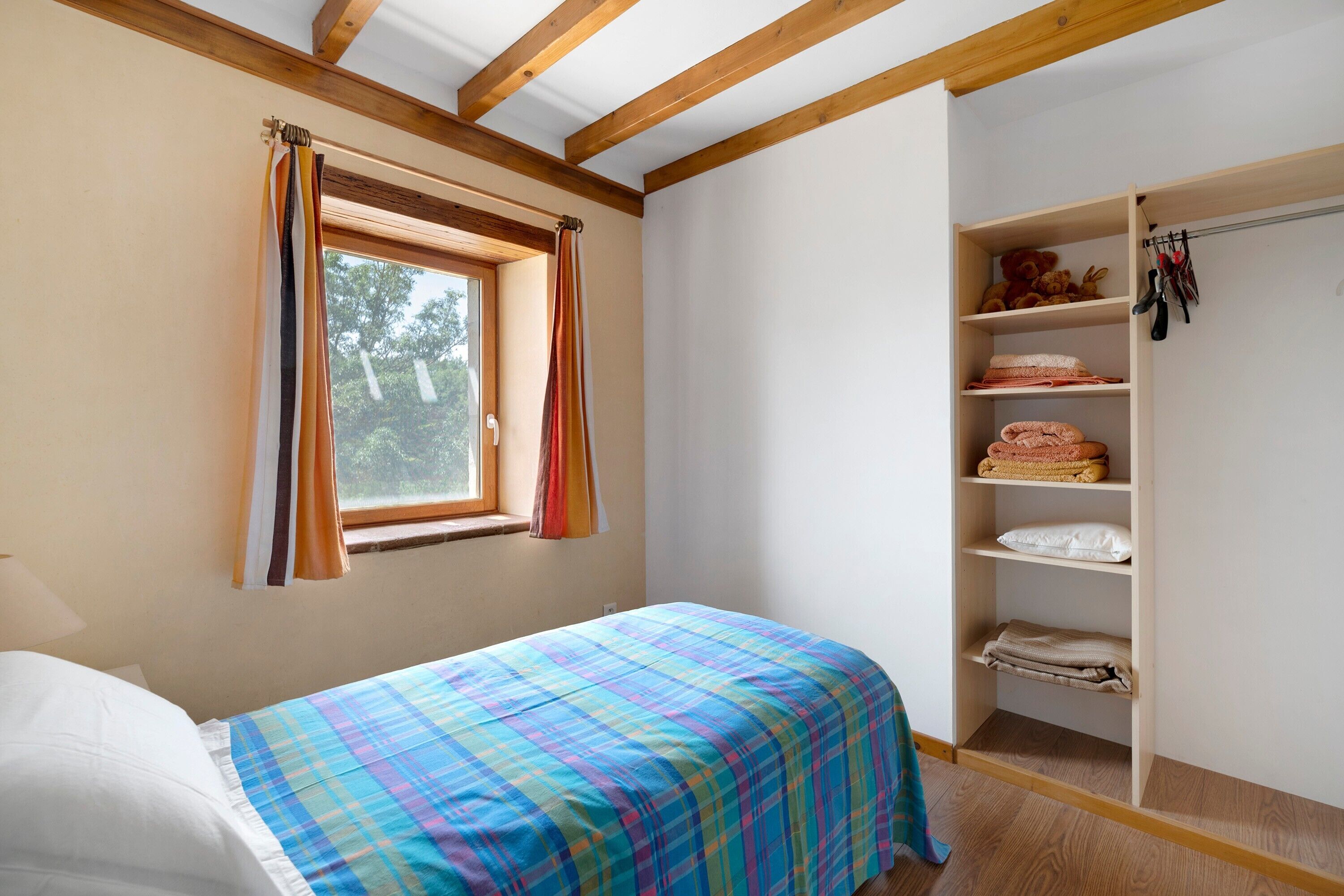 1 dormitorio, tabla de planchar con plancha, wifi y ropa de cama