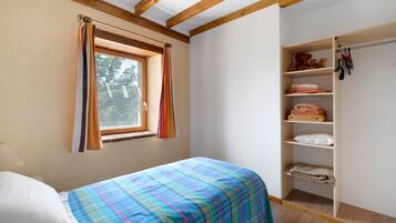 1 dormitorio, tabla de planchar con plancha, wifi y ropa de cama