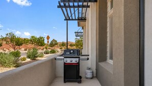Ein Grill auf einem Balkon mit Blick auf eine Wüstenlandschaft.