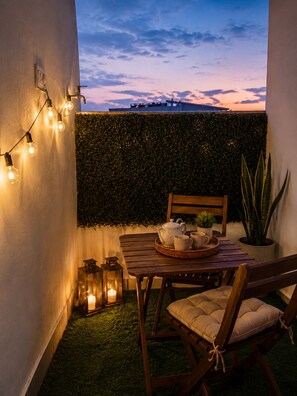 Outdoor dining - The Cedar by Blossom Stays- 1BHK apartment in ITPL Whitefield (Bangalore)