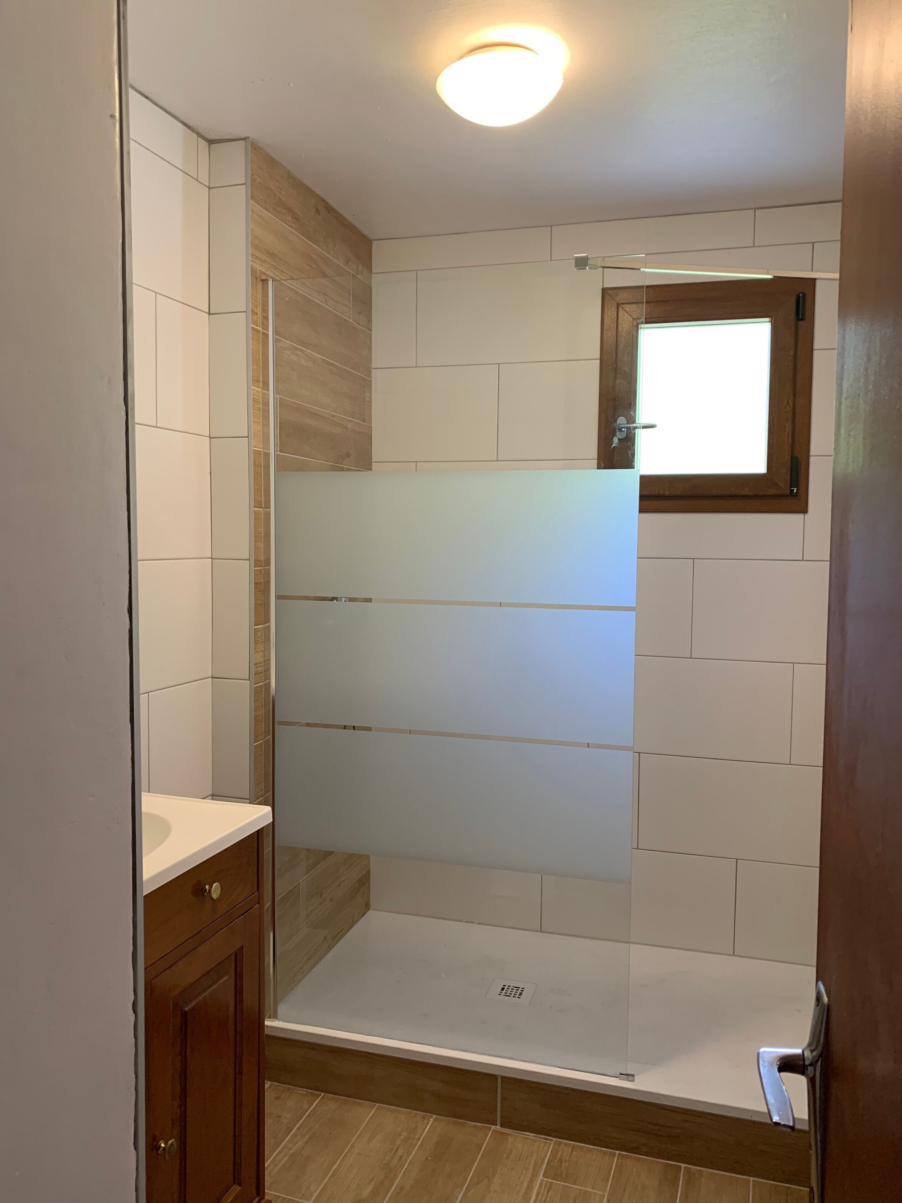 Douche, séchoir à cheveux, serviettes fournies