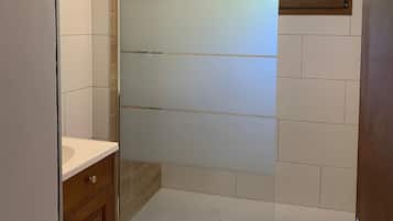Douche, séchoir à cheveux, serviettes fournies