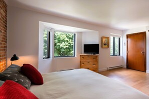 Desk, WiFi, bed sheets