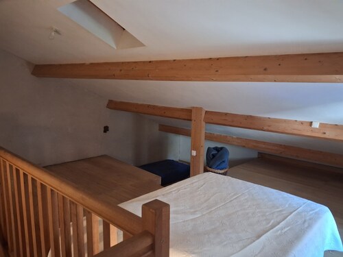 Maison proche rivière dans village