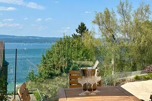 Outdoor dining - LAKEVIEW Appartement & Sauna · Lake Constance · 2 parkings · 5mn to trainstation (Berlingen)
