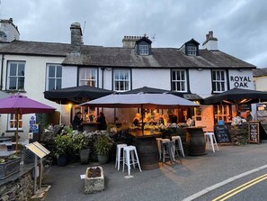 Outdoor dining - Luxury 3-Bed Apartment in the Heart of Ambleside (Ambleside)
