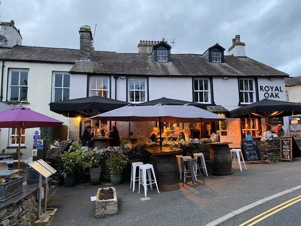 Een pub genaamd 'Royal Oak' met terras en een bord waarop 'All Day' staat.
