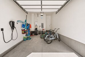 Eine Garage mit Fahrrädern, einer Ladestation und einer Wasseraufbereitung.