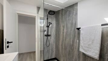 Dusche, Haartrockner, Handtücher