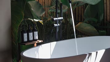 Villa – deluxe, privat basseng, hageutsikt | Bad | Separat badekar og dusj, regndusjhode og miljøvennlige toalettsaker