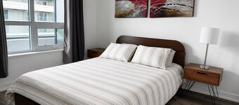 Beautiful Furnished Condo in Pickering Near Casino and Go Station! Rooftop pool!