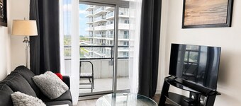 Beautiful Furnished Condo in Pickering Near Casino and Go Station! Rooftop pool!