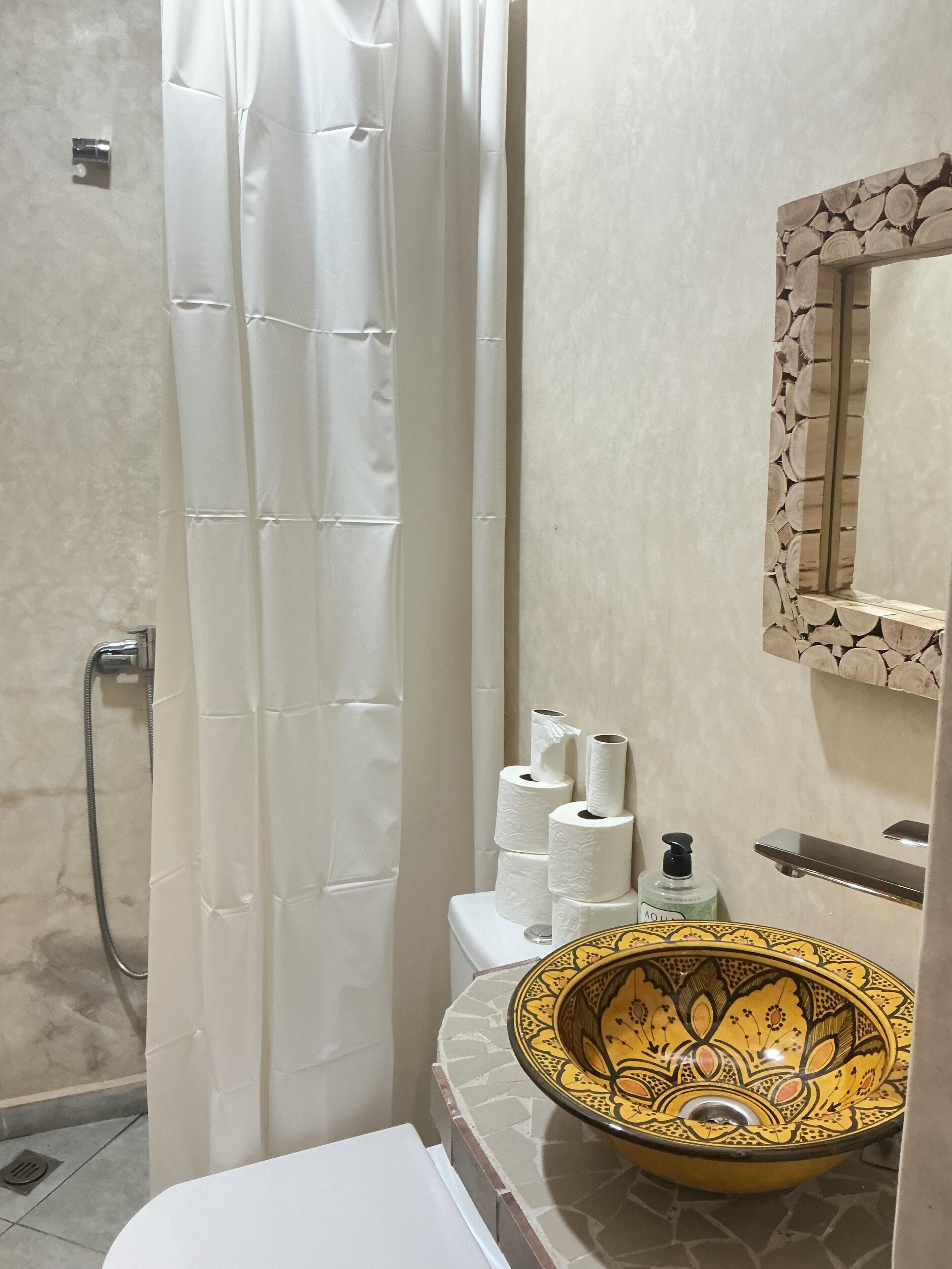 Douche, serviettes fournies, savon, papier toilette