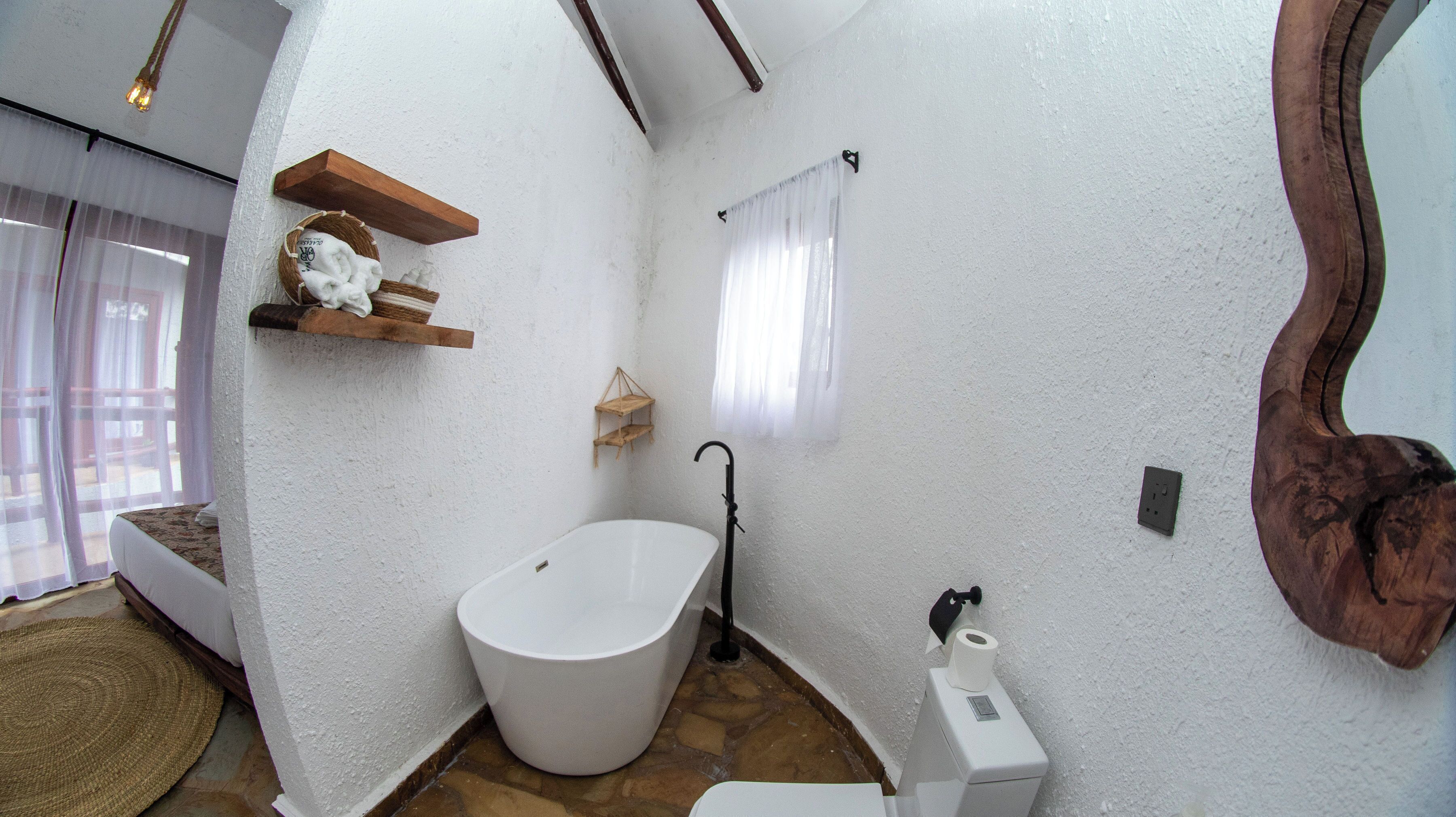 Badewanne und Dusche (separat), kostenlose Toilettenartikel