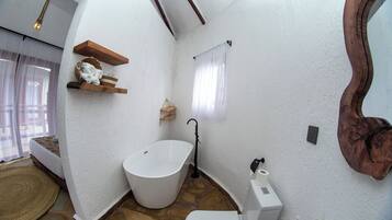 Badewanne und Dusche (separat), kostenlose Toilettenartikel