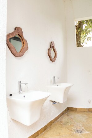 Separate bathtub and shower, free toiletries, hair dryer, slippers - Olarashii River Lodge (Arusha)