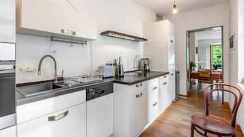 Wasserkocher mit Kaffee-/Teezubehör, Kühlschrank, Ofen, Herdplatte