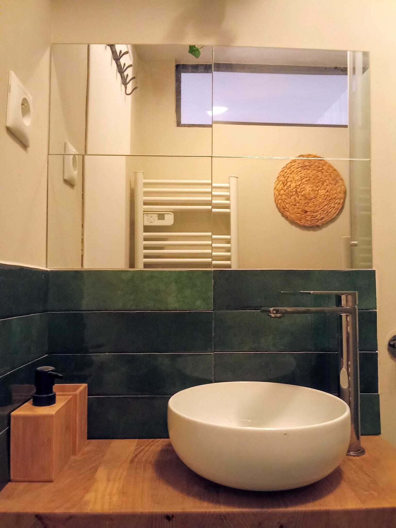 Sèche-cheveux, serviettes fournies, papier toilette