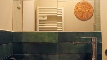 Sèche-cheveux, serviettes fournies, papier toilette